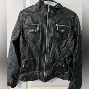 Leather jacket with zipper and fur